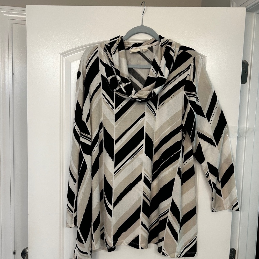 Stunning Chico’s Tunic Black, Tan, and White Size 3 (16)